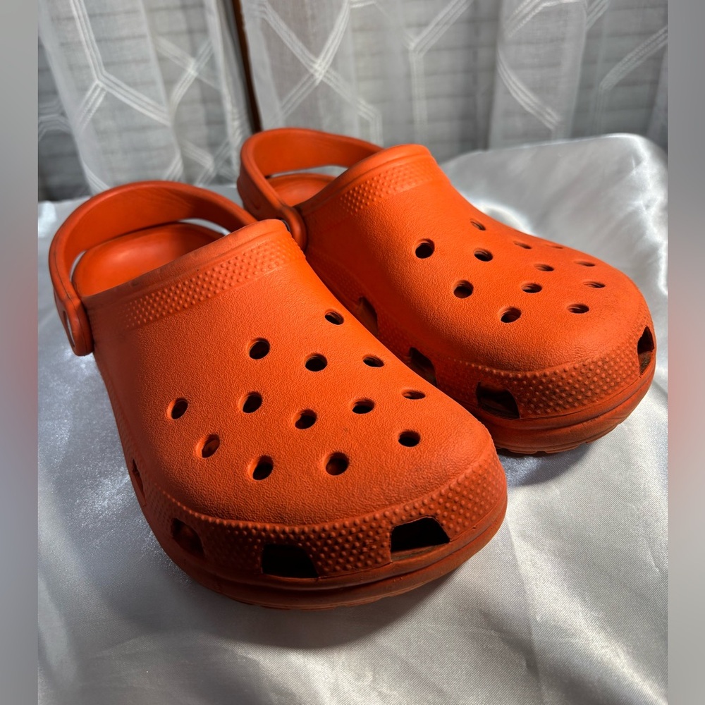 Crocs - Classic Clogs men’s size 6 Women’s size 8 Orange